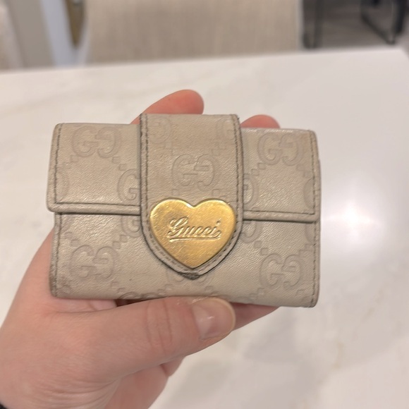 GUCCI Heart Embossed 6 Key Holder in Grey - Picture 10 of 10